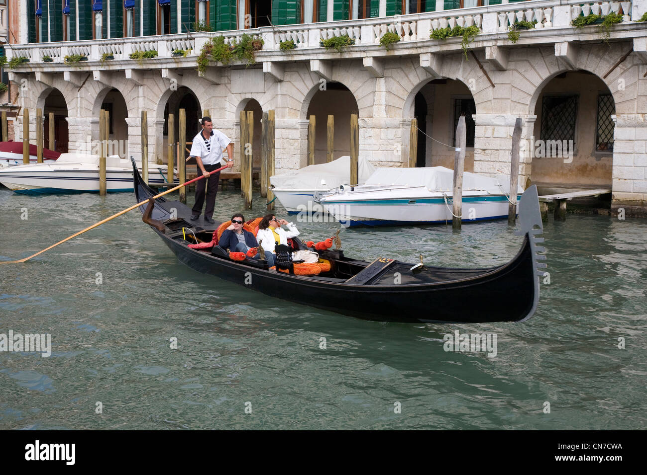 Gondola con felici turisti elegante, sul Canal Grande a Venezia, Italia Foto Stock
