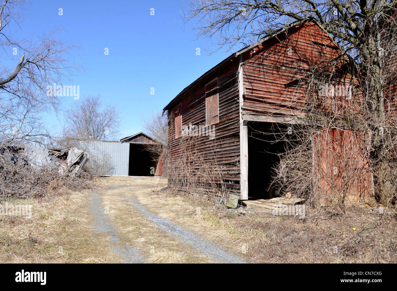 Esterno di un vecchio granaio rosso Foto Stock