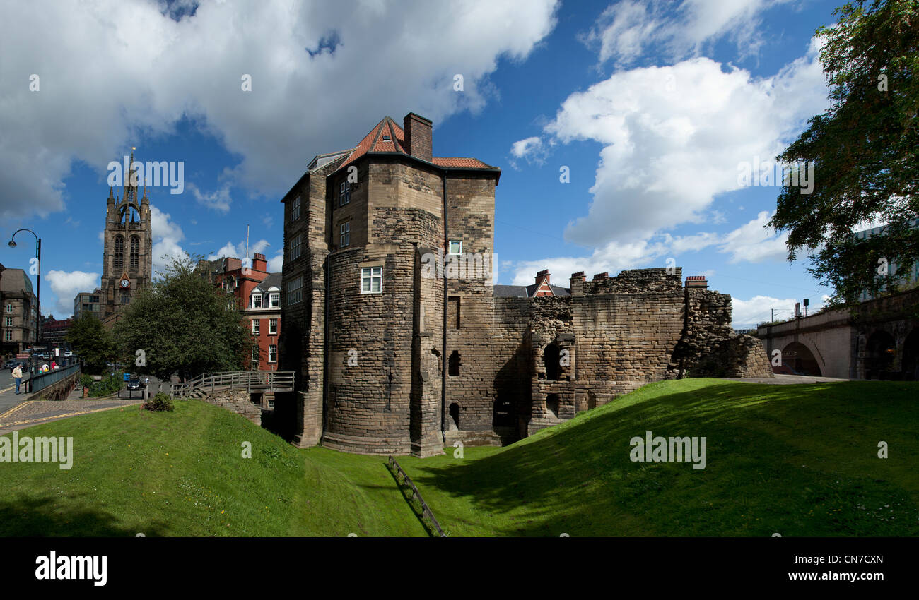 Cancello nero e il castello di mantenere con Grainger Street lungo il lato sinistro e St Nicholas Cathedral in Newcastle Foto Stock