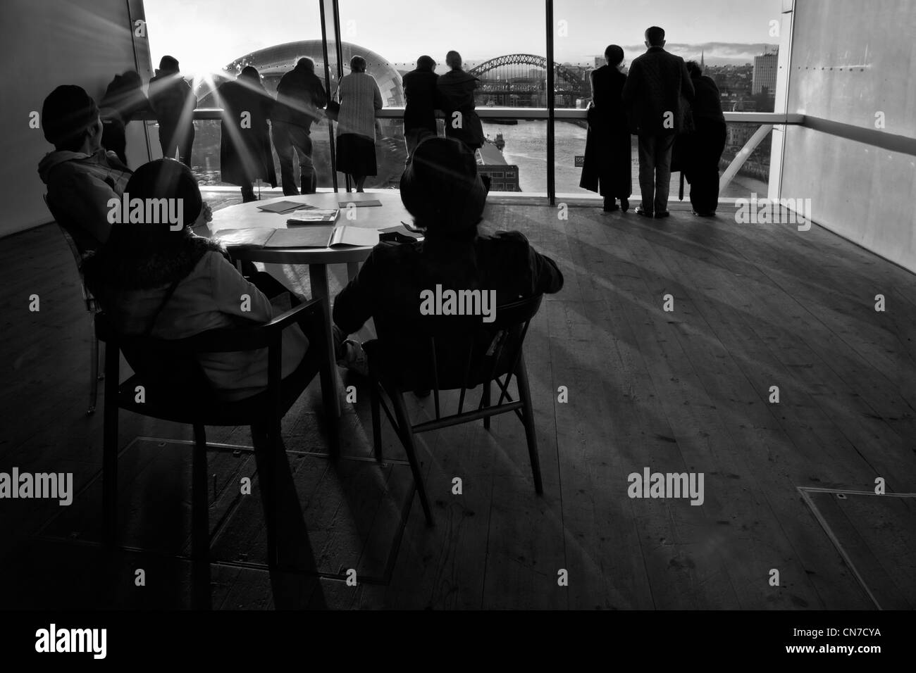 La vista dal Baltic Centre for Contemporary Art di Gateshead guardando la salvia e Tyne Bridge e il fiume Tyne Foto Stock