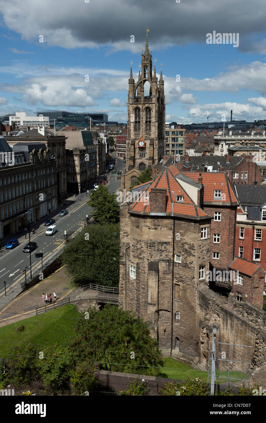 St Nicholas Cathedral e Porta Nera o il castello di mantenere con Grainger Street lungo il lato sinistro in Newcastle in una giornata di sole Foto Stock