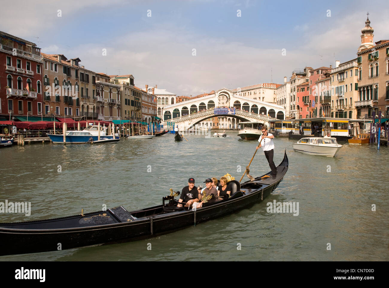 Turisti sul Canal Grande di Venezia, in una gondola, il ponte di Rialto in background, sera la luce solare, Italia Foto Stock