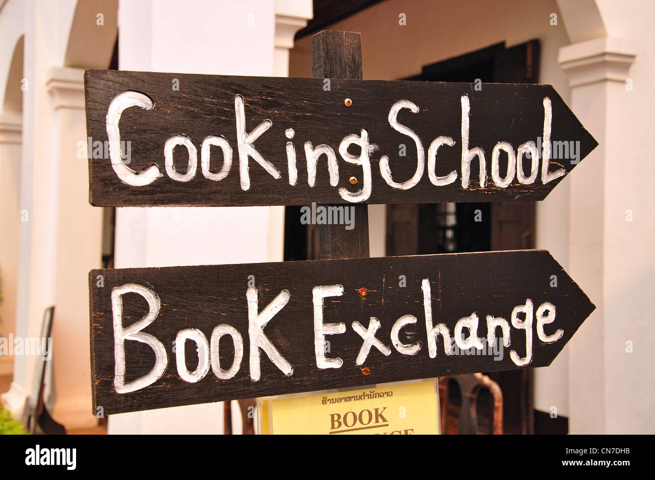 La scuola di cucina e prenota Exchange segno, Sakkaline Road, Ban Vatnong, Luang Prabang, Luang Prabang Provincia, Laos Foto Stock
