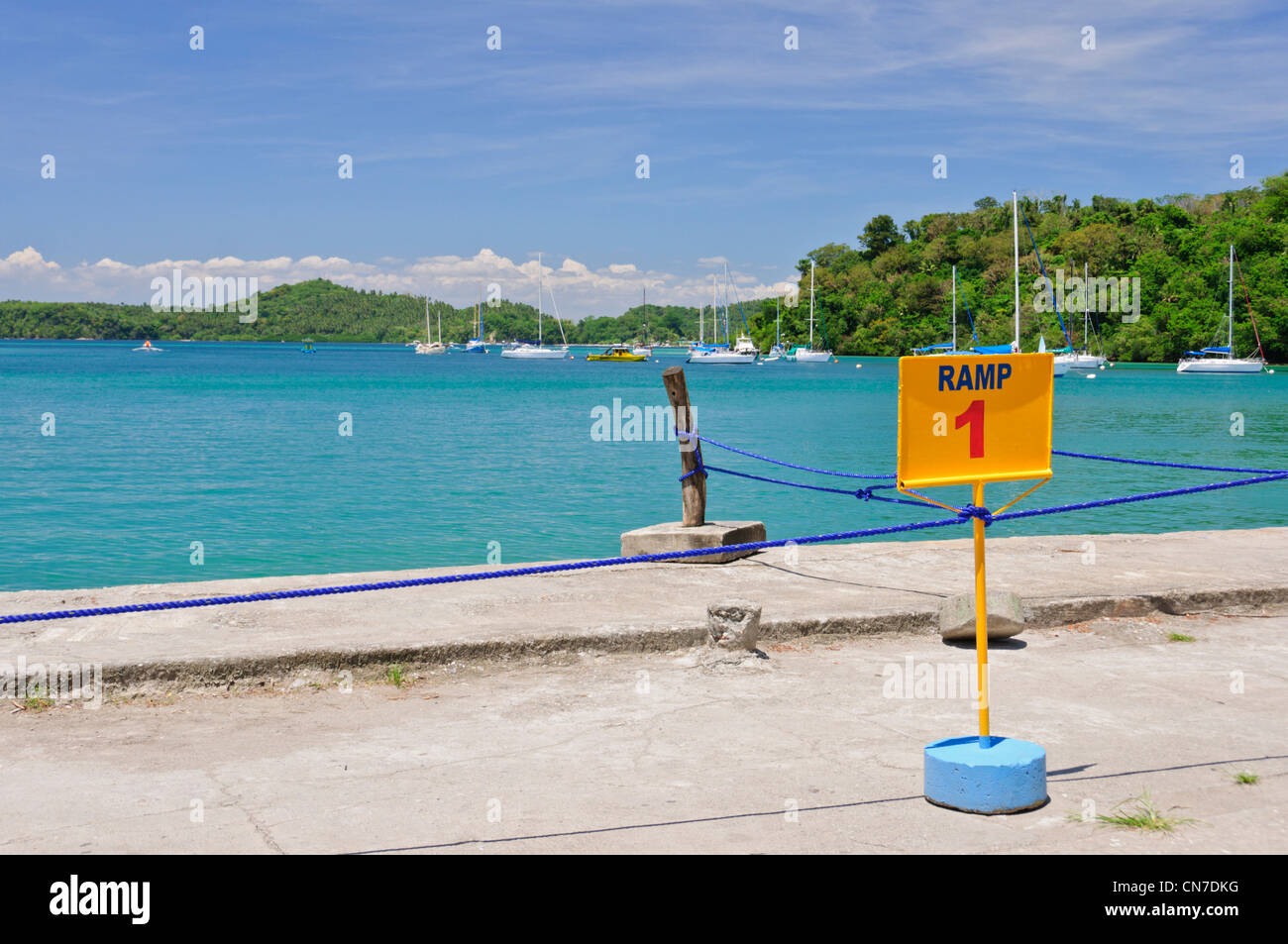El Muelle Pier, Puerto Galera Bay, Oriental Mindoro, Filippine, Sud-est asiatico, oceano blu cielo d'acqua, barche a vela, Rampa di accesso 1 Foto Stock
