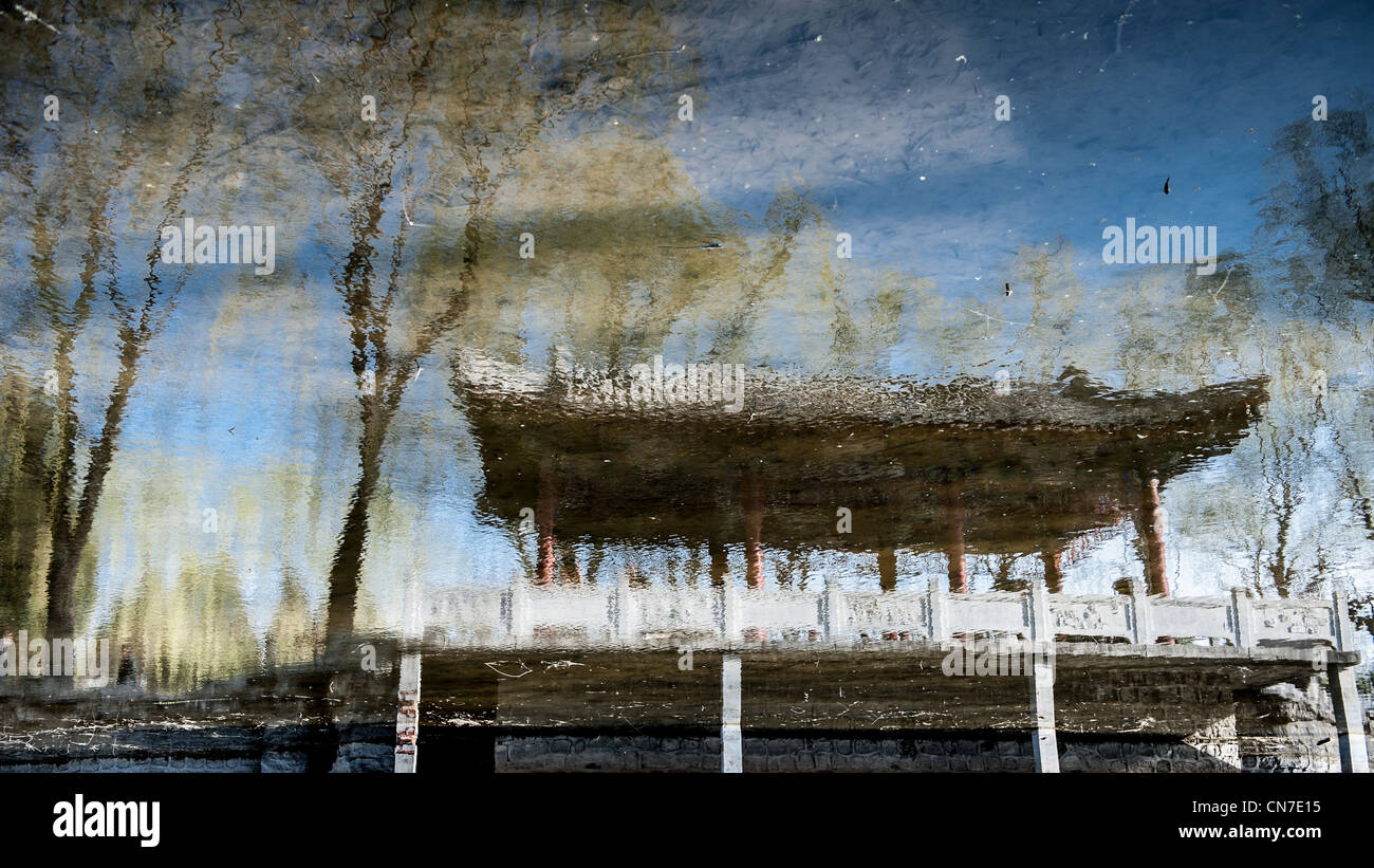 Pechino, Ritan Park. La riflessione in un lago di un padiglione Cinese. Foto Stock