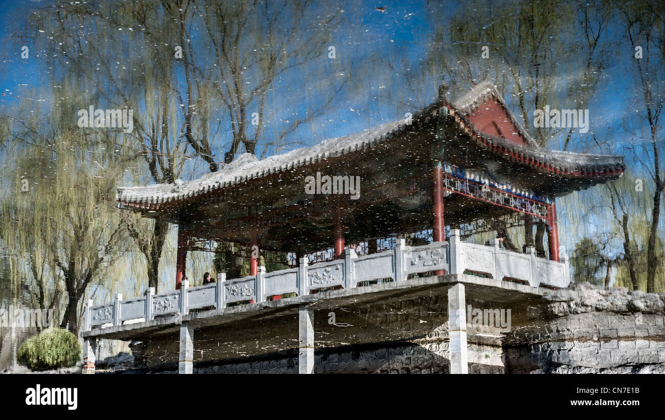 Pechino, Ritan Park. La riflessione in un lago di un padiglione Cinese. Foto Stock