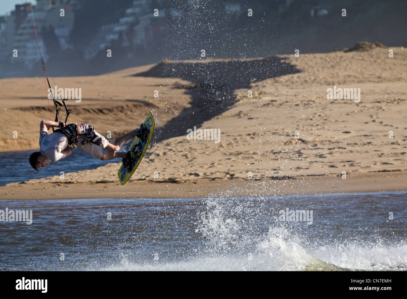 Il Kite-surfer in azione Foto Stock