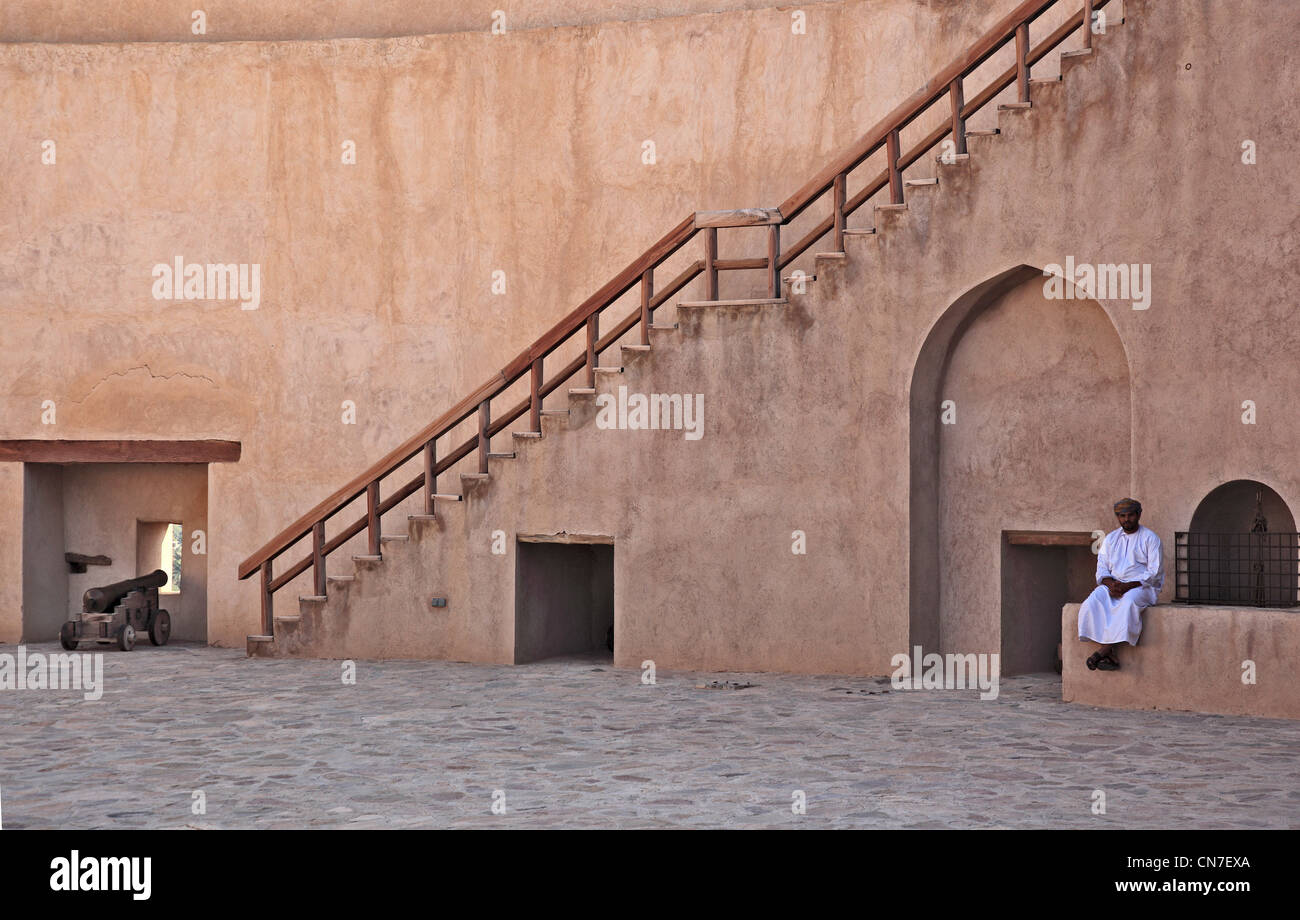 Innenhof des Fort Nizwa, Nizwa ist das Zentrum des omanischen Kernlandes. Die Oasenstadt liegt am Südrand des Hadschar-Gebirges Foto Stock