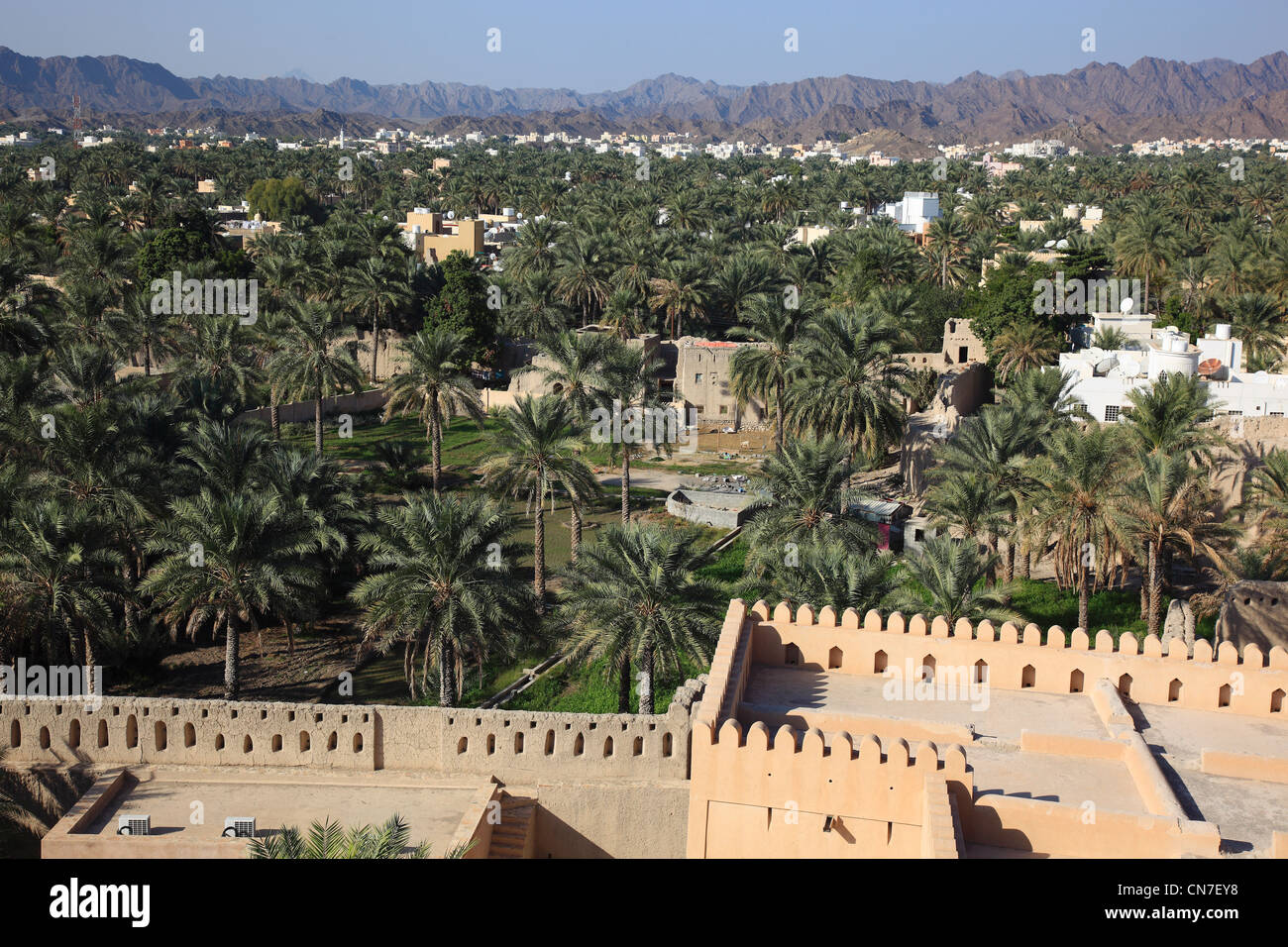 Blick vom Fort auf die Stadt und die Palmengärten von Nizwa. Nizwa ist das Zentrum des omanischen Kernlandes. Die Oasenstadt giacciono Foto Stock