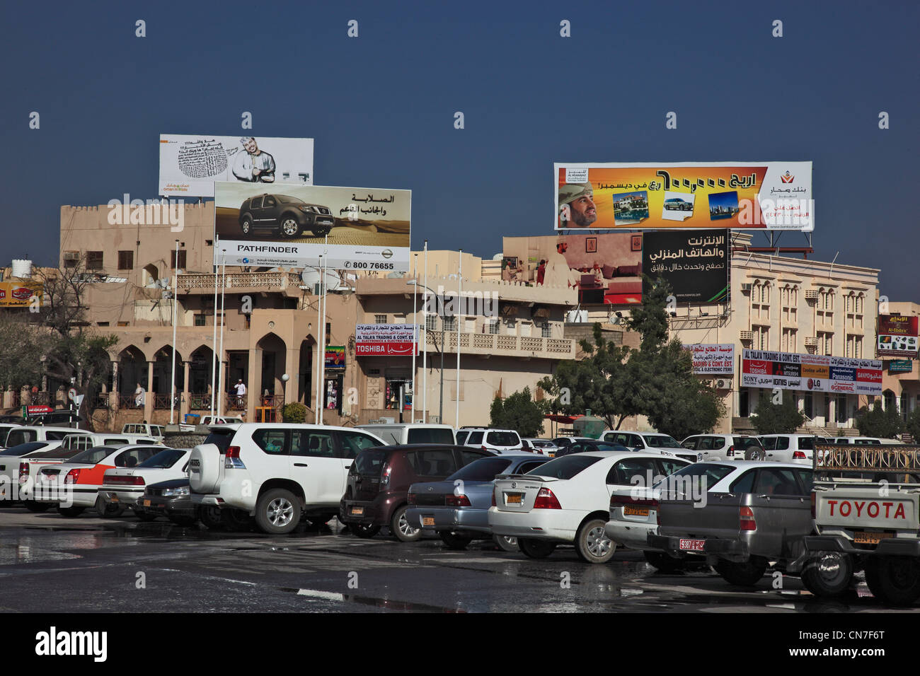 Nizwa ist das Zentrum des omanischen Kernlandes. Die Oasenstadt liegt am Südrand des Hadschar-Gebirges nahe Dschabal dem al-Achd Foto Stock