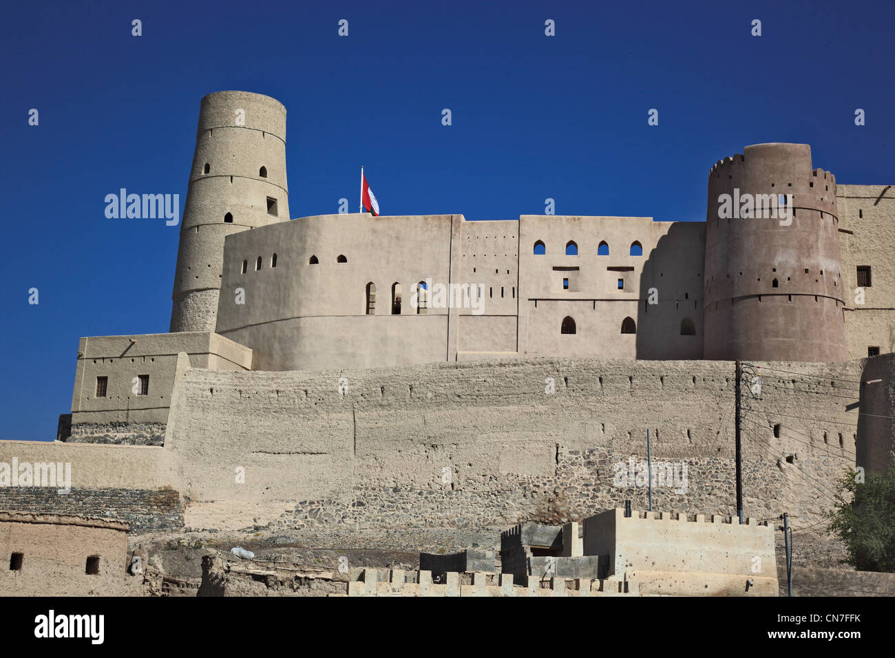 Bahla, Festung Hisn Tamah, Inmitten der Stadtmauer liegt die im 17. Jahrhundert vermutlich vom Stamm der Nabhani auf einem Stein Foto Stock