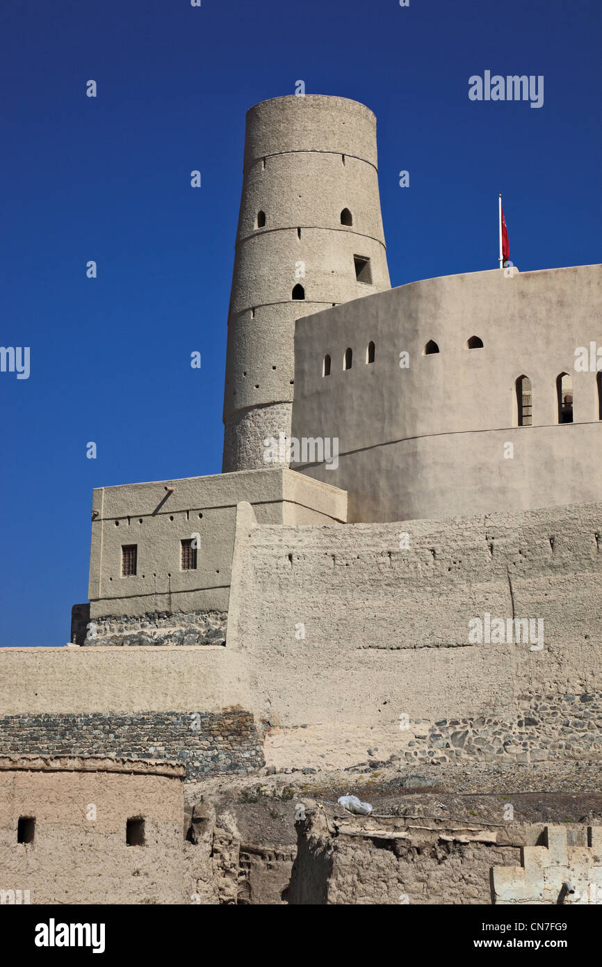 Bahla, Festung Hisn Tamah, Inmitten der Stadtmauer liegt die im 17. Jahrhundert vermutlich vom Stamm der Nabhani auf einem Stein Foto Stock