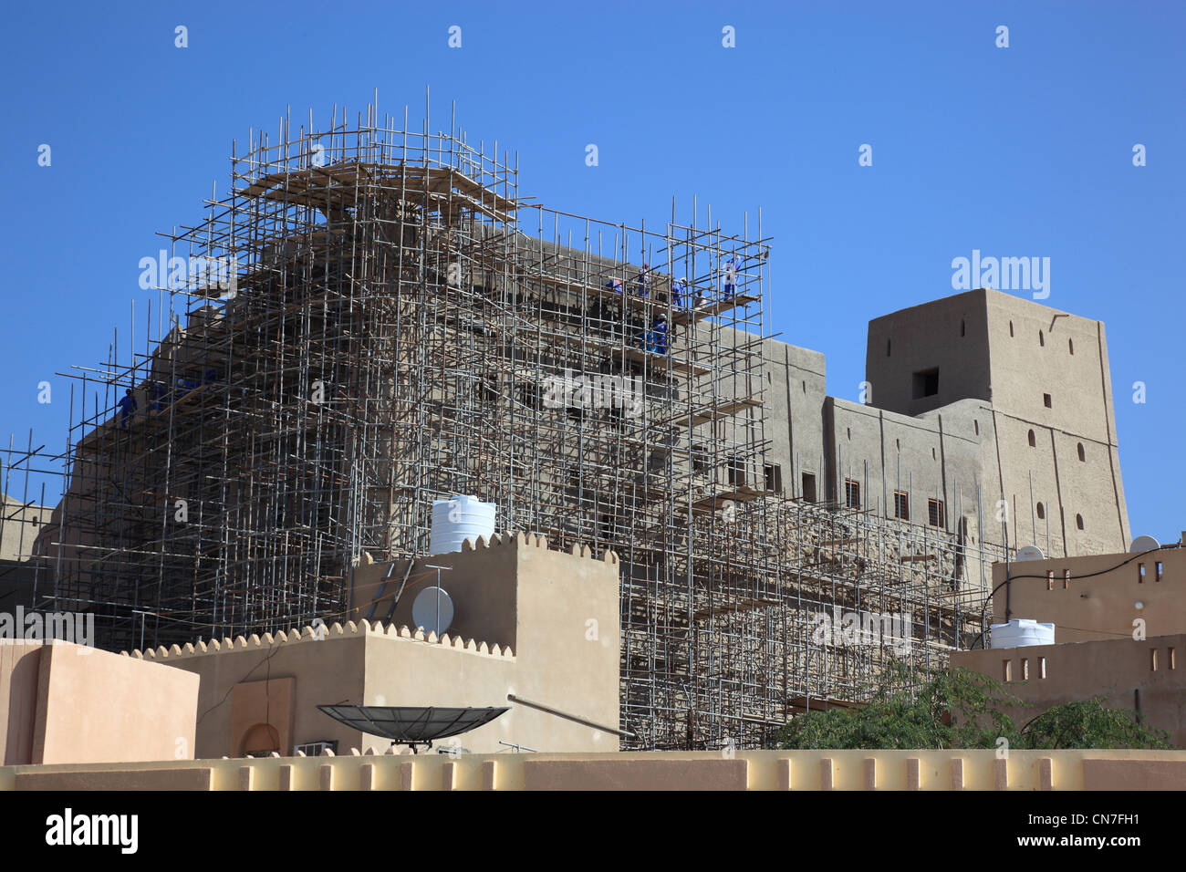 Bahla, Festung Hisn Tamah, Inmitten der Stadtmauer liegt die im 17. Jahrhundert vermutlich vom Stamm der Nabhani auf einem Stein Foto Stock