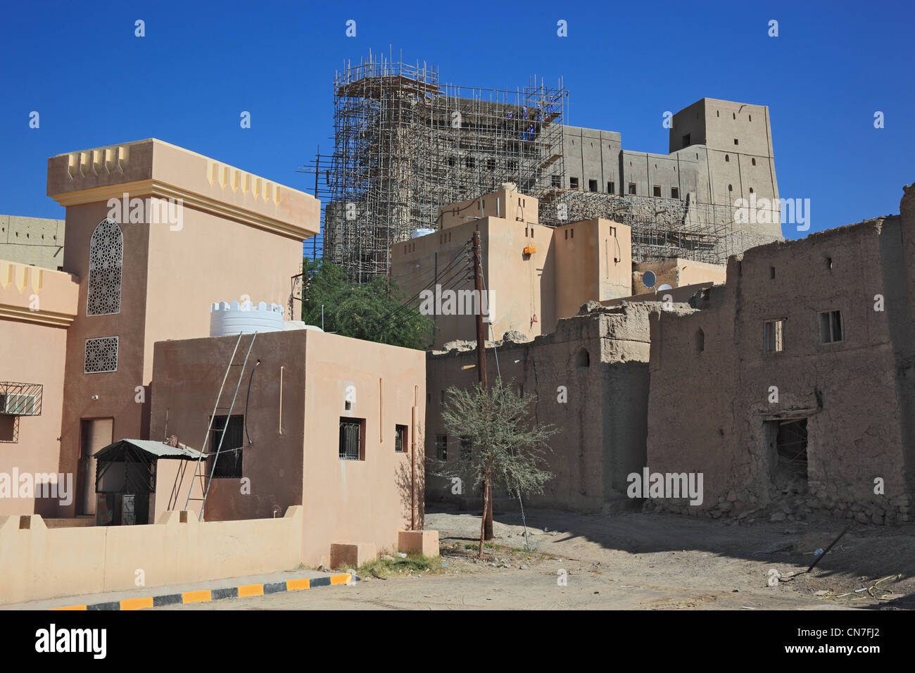Bahla, Festung Hisn Tamah, Inmitten der Stadtmauer liegt die im 17. Jahrhundert vermutlich vom Stamm der Nabhani auf einem Stein Foto Stock
