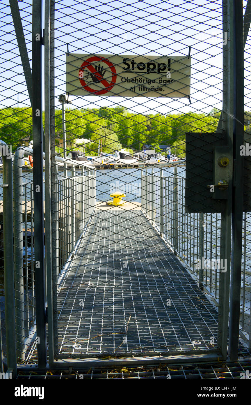 Cancello che conduce al Hammarbyslussen water lock in Hammarbykanalen canal su Södermalm a Stoccolma, Svezia. Foto Stock