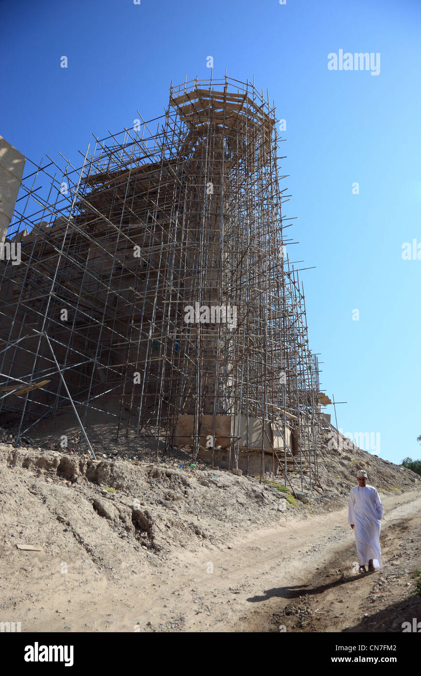 Bahla, Festung Hisn Tamah, Inmitten der Stadtmauer liegt die im 17. Jahrhundert vermutlich vom Stamm der Nabhani auf einem Stein Foto Stock