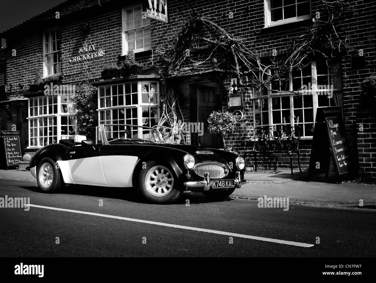 Un vintage Austin Healey 3 litro convertibile sport classico auto parcheggiate fuori il Jolly Il Cricketers Pub Seer Green Bucks REGNO UNITO Foto Stock