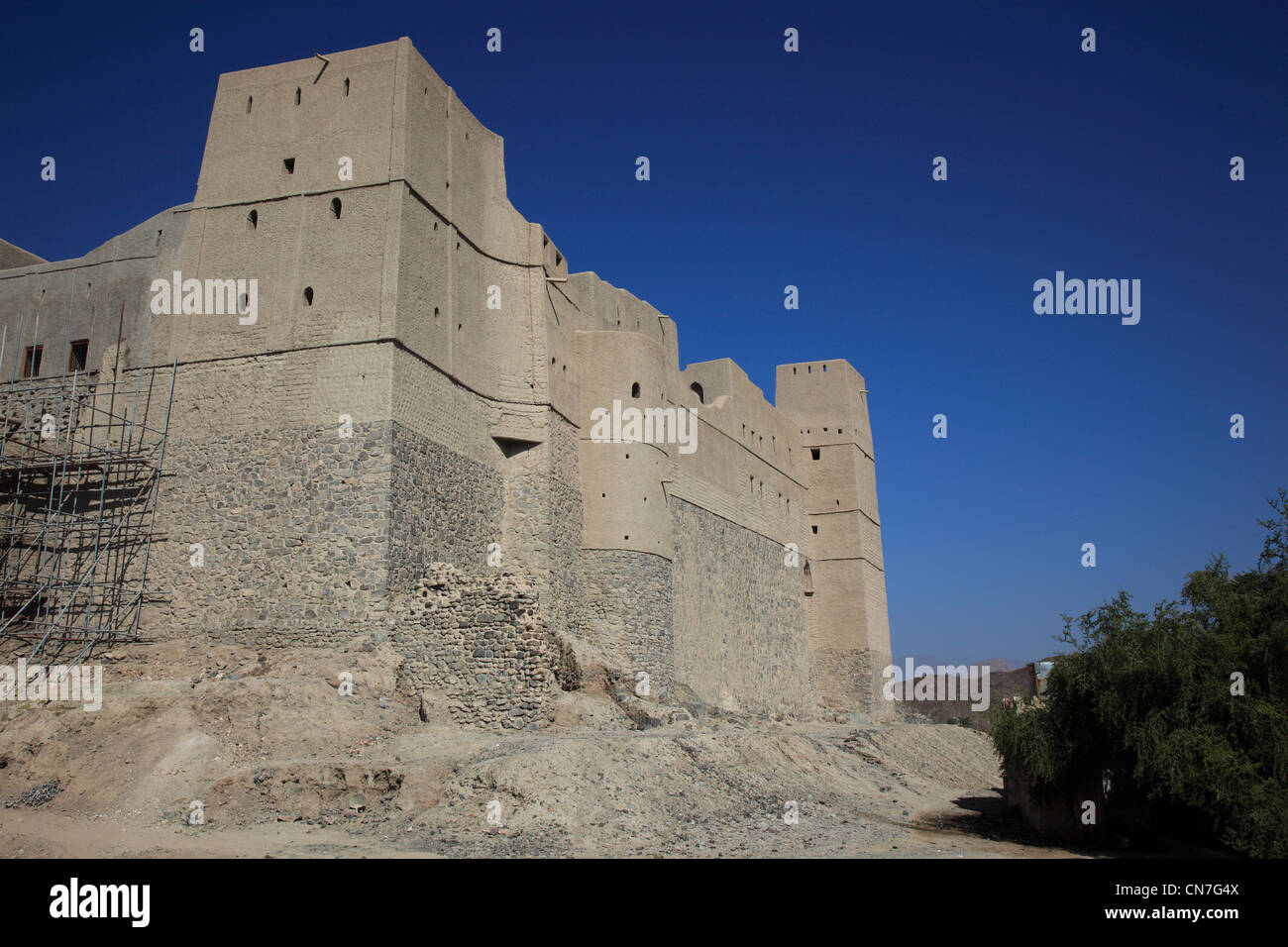 Bahla, Festung Hisn Tamah, Inmitten der Stadtmauer liegt die im 17. Jahrhundert vermutlich vom Stamm der Nabhani auf einem Stein Foto Stock