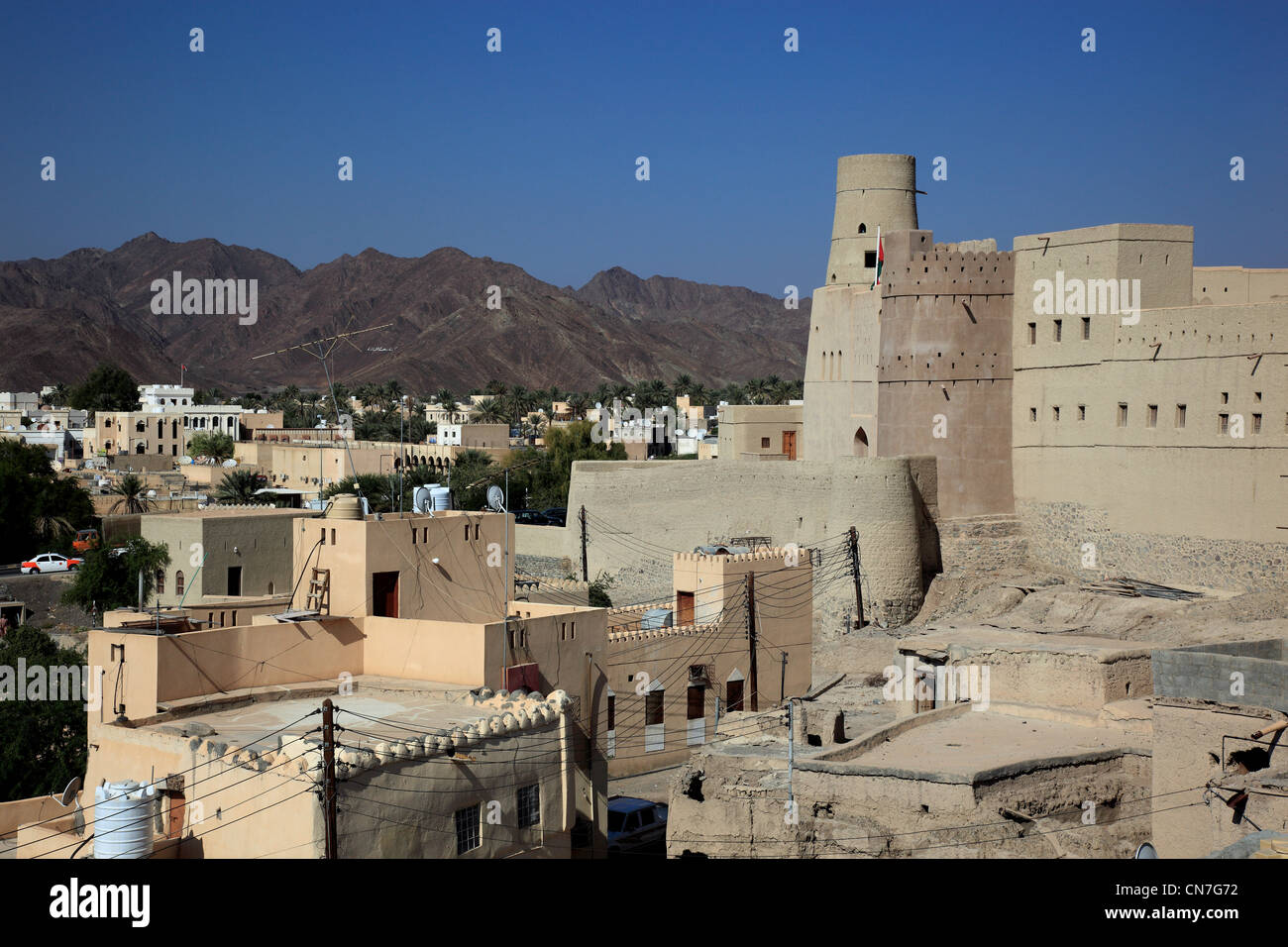 Bahla, Festung Hisn Tamah, Inmitten der Stadtmauer liegt die im 17. Jahrhundert vermutlich vom Stamm der Nabhani auf einem Stein Foto Stock