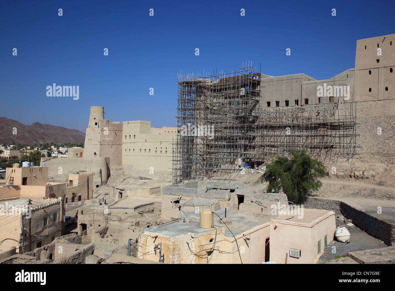 Bahla, Festung Hisn Tamah, Inmitten der Stadtmauer liegt die im 17. Jahrhundert vermutlich vom Stamm der Nabhani auf einem Stein Foto Stock