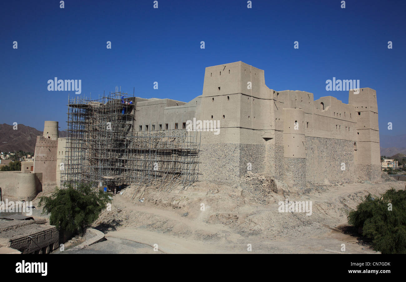 Bahla, Festung Hisn Tamah, Inmitten der Stadtmauer liegt die im 17. Jahrhundert vermutlich vom Stamm der Nabhani auf einem Stein Foto Stock