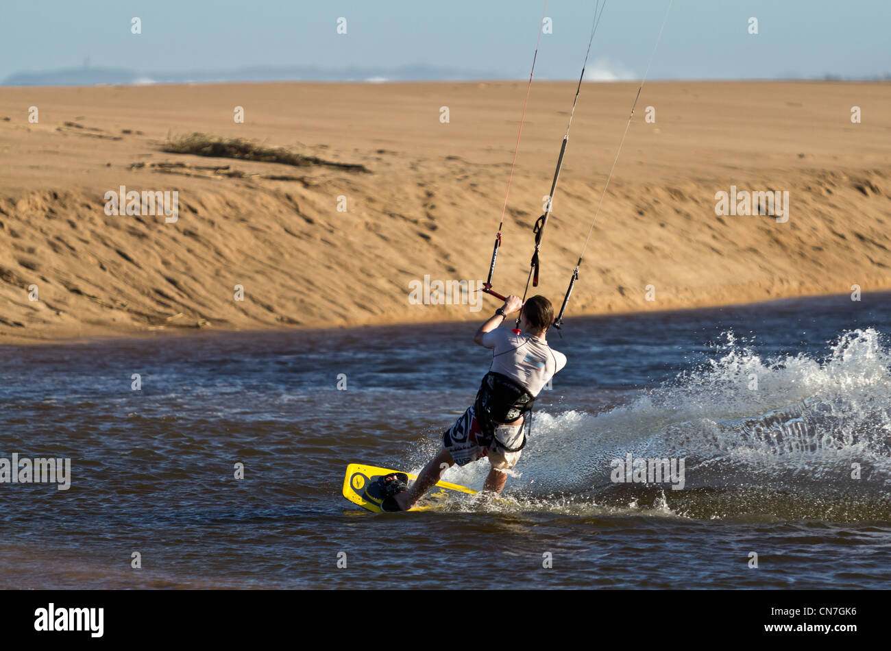 Il Kite-surfer in azione Foto Stock