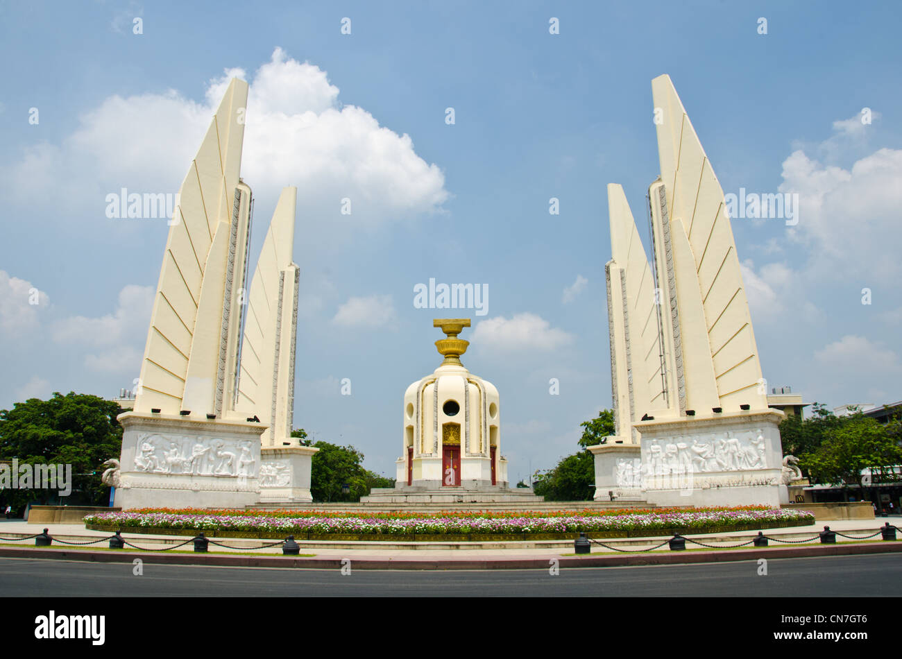 La democrazia è un monumento Anusawari Prachathipatai è un monumento pubblico nel centro di Bangkok, Thailandia Foto Stock