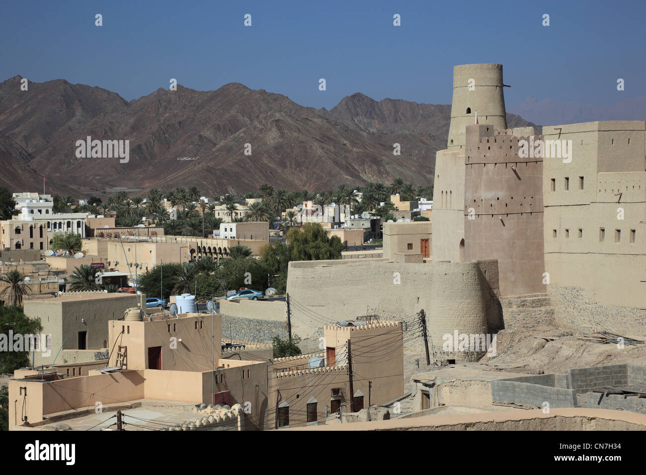 Bahla, Festung Hisn Tamah, Inmitten der Stadtmauer liegt die im 17. Jahrhundert vermutlich vom Stamm der Nabhani auf einem Stein Foto Stock