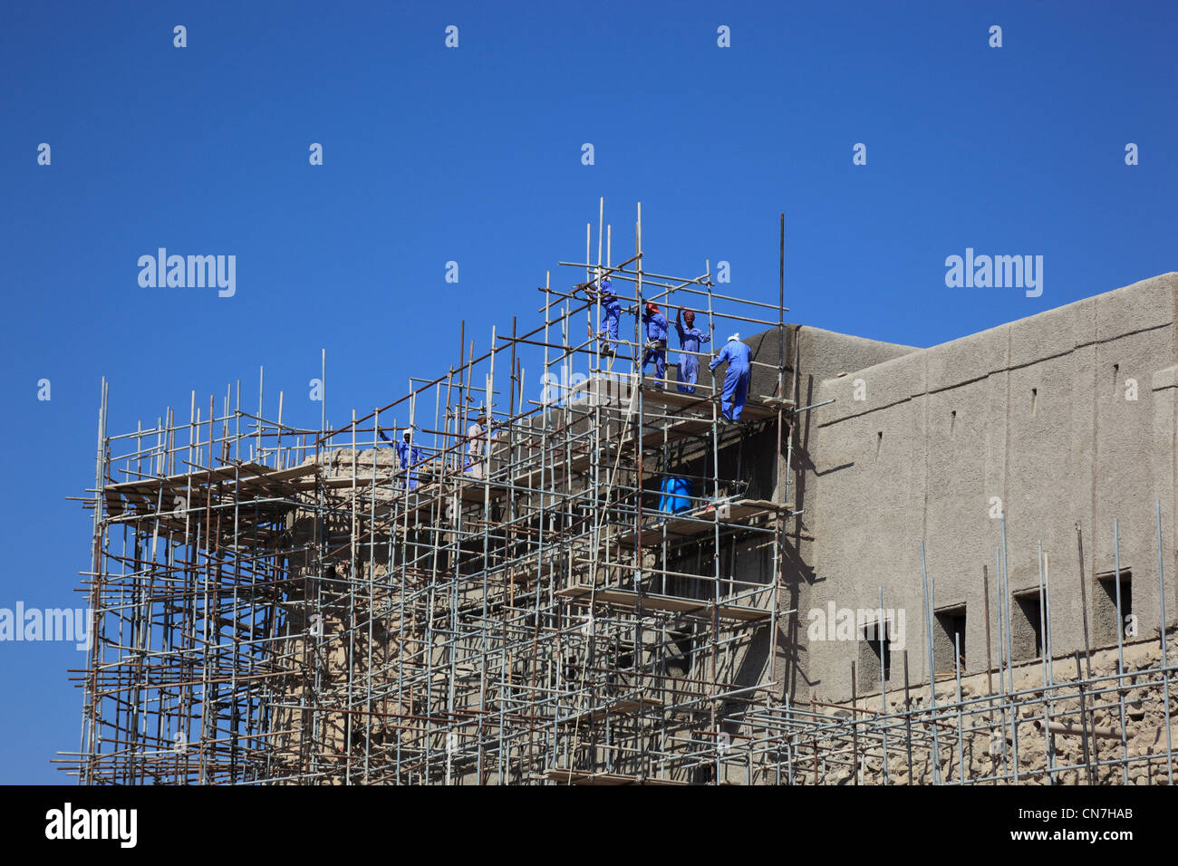Bahla, Festung Hisn Tamah, Inmitten der Stadtmauer liegt die im 17. Jahrhundert vermutlich vom Stamm der Nabhani auf einem Stein Foto Stock