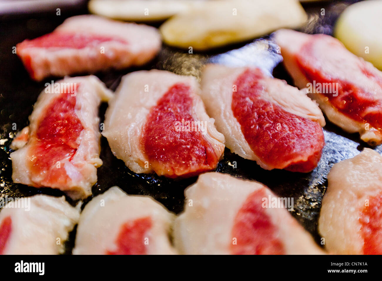 Corea del Sud, Provincia di Jeju, Jeju City, close-up di un piatto di carne in un ristorante Coreano Foto Stock