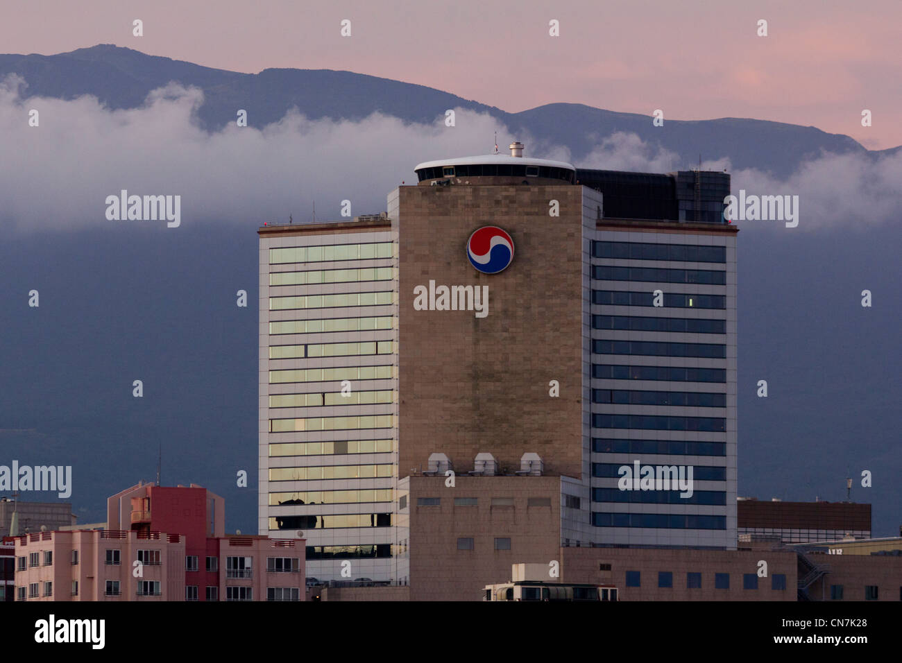 Corea del Sud, Provincia di Jeju, Jeju City, Korean Air logo sul KAL Hotel occupa un edificio Foto Stock