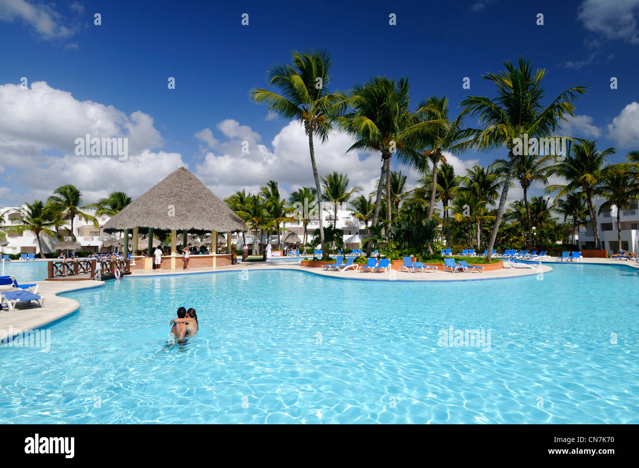 Repubblica Dominicana, La Romana provincia, Bayahibe, amare giovane nella piscina di un hotel Club Foto Stock