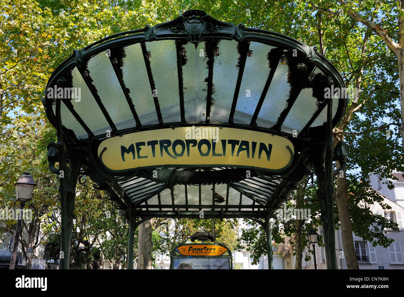 Francia, Parigi, Place des Abbesses, la stazione della metropolitana con stile Art Nouveau da Hector Guimard Foto Stock