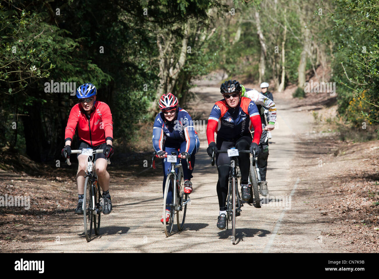 Ciclisti sulla vecchia strada di Portsmouth attraverso Hindhead comune a Surrey, una strada secondaria e una strada tranquilla Foto Stock