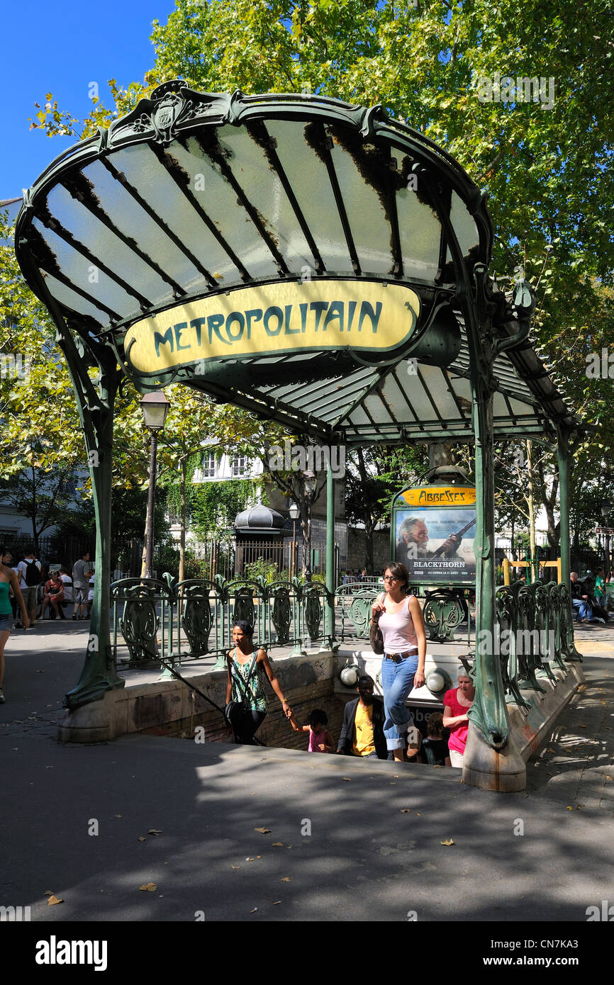 Francia, Parigi, Place des Abbesses, la stazione della metropolitana con stile Art Nouveau da Hector Guimard Foto Stock
