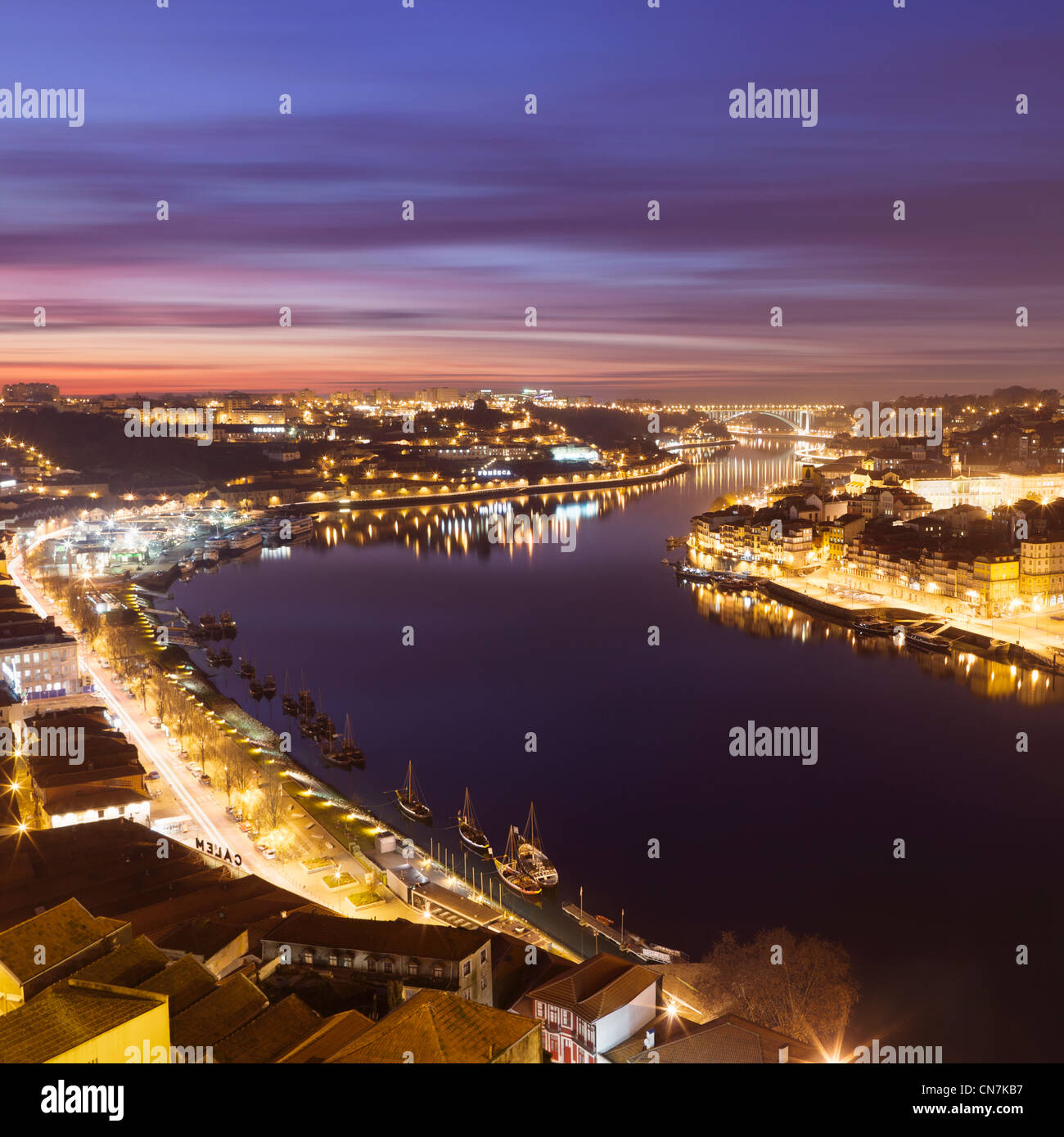 Porto skyline illuminata di notte Foto Stock