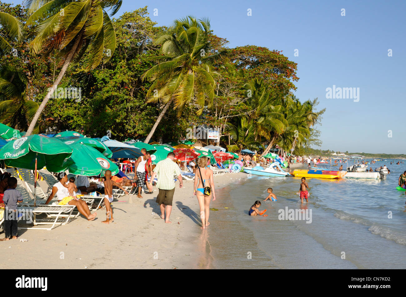 Repubblica Dominicana, Santo Domingo provincia, Boca Chica, i turisti e i domenicani sulla spiaggia di Boca Chica Foto Stock