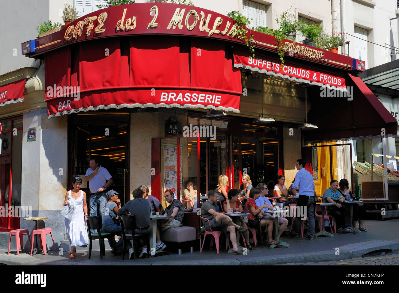 Francia, Parigi Montmartre, Rue Lepic, brasserie Le Café des Deux Moulins che è stato utilizzato nella serie di film di Amelie Poulain, Foto Stock