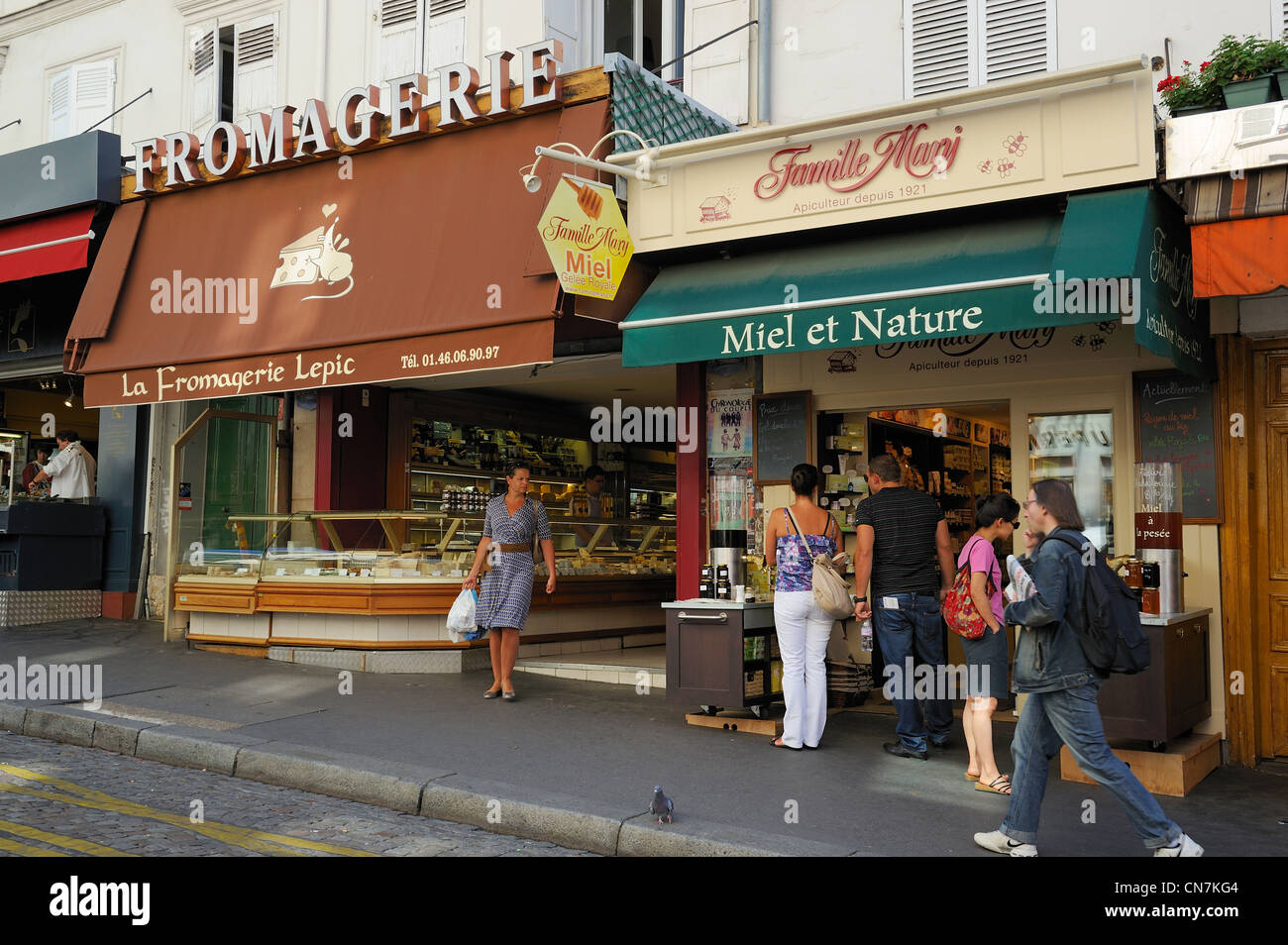 Francia, Parigi Montmartre, negozi di alimentari in rue Lepic Foto Stock