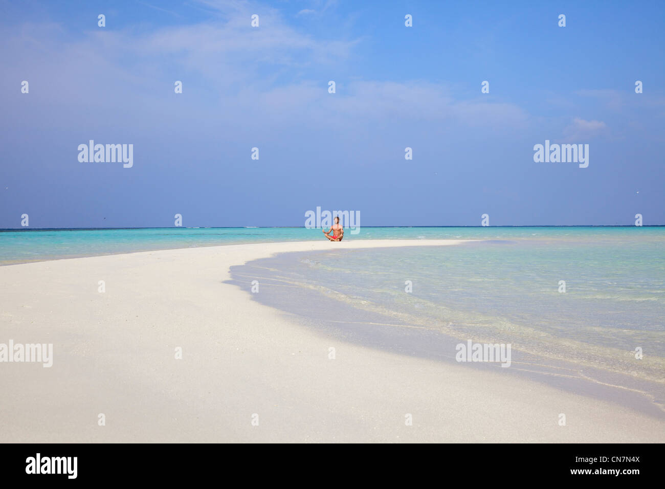 L'uomo meditando sulla spiaggia tropicale Foto Stock