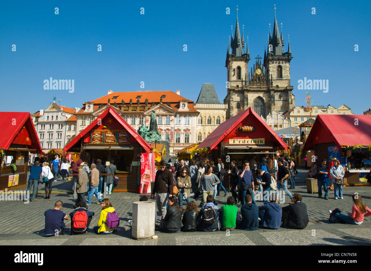 Mercato di pasqua Staromestske namesti, la piazza della città vecchia di Praga Repubblica Ceca Europa Foto Stock