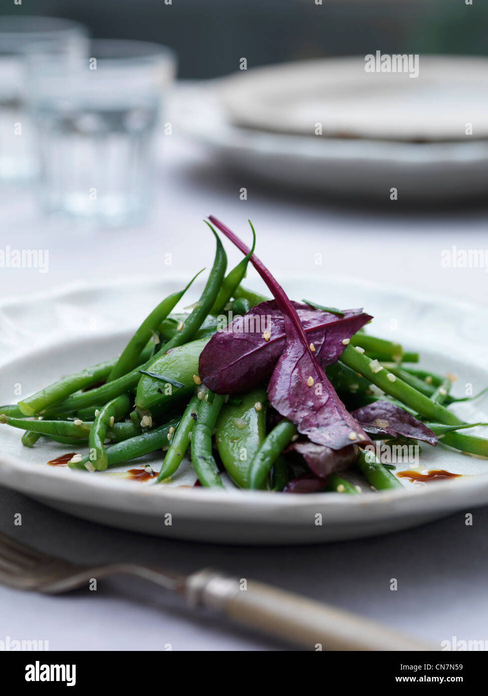 Fagiolo e barbabietole da insalata in foglia sulla piastra Foto Stock