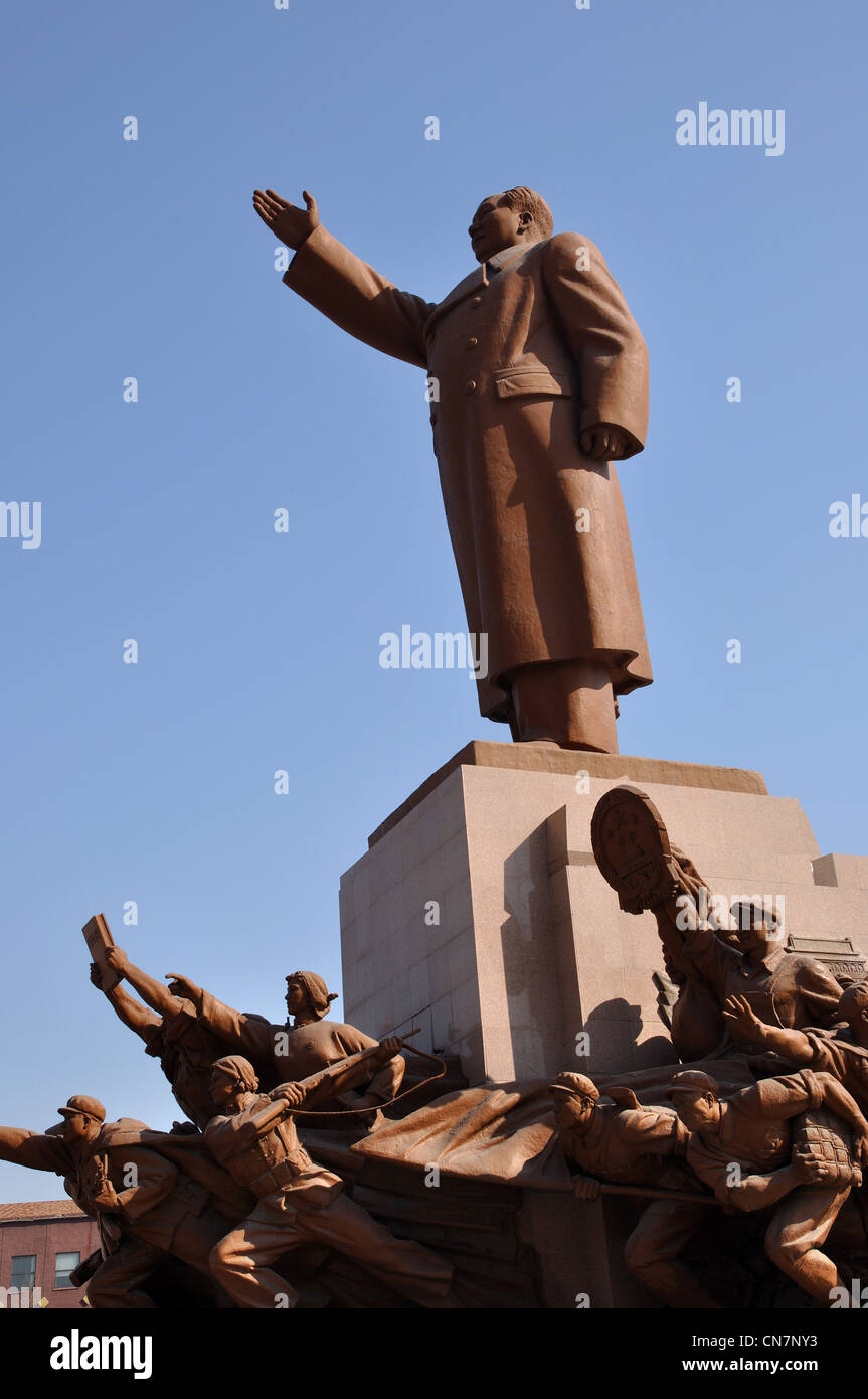 Mao Zedong (o Tse Tung) statua, Zhongshan Square, Shenyang, Liaoning, Cina. Foto Stock