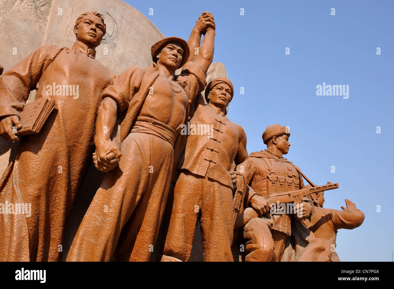 Eroi alla base di Mao Zedong (o Tse Tung) statua, Zhongshan Square, Shenyang, Liaoning, Cina. Foto Stock