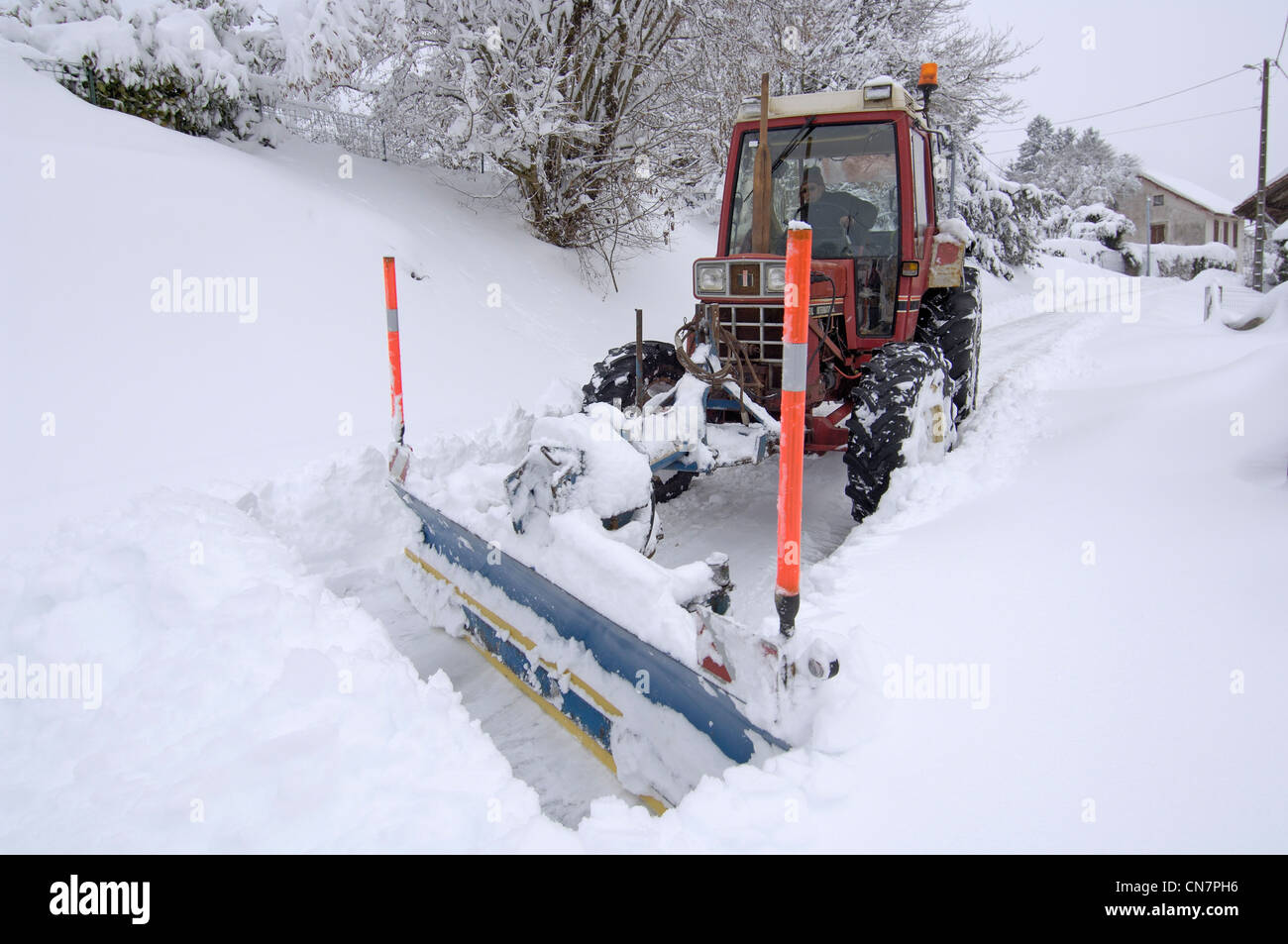 Francia, Doubs, Brognard, eliminazione strada coperta di neve nel villaggio Foto Stock
