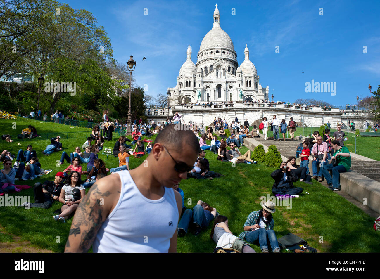 Francia, Parigi Montmartre, rilassante sulle pendici della collina di Montmartre in primavera ai piedi dell'Sacree Coeur basilica Foto Stock