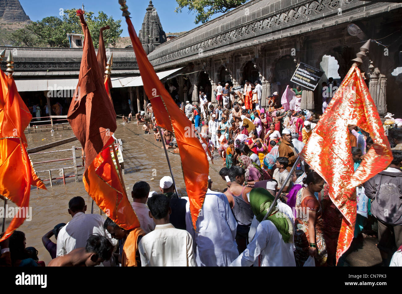 Pellegrini indù la balneazione in acqua sacra serbatoio di Kushavarta (la sorgente del fiume Godavari). Trimbakeshwar. India Foto Stock