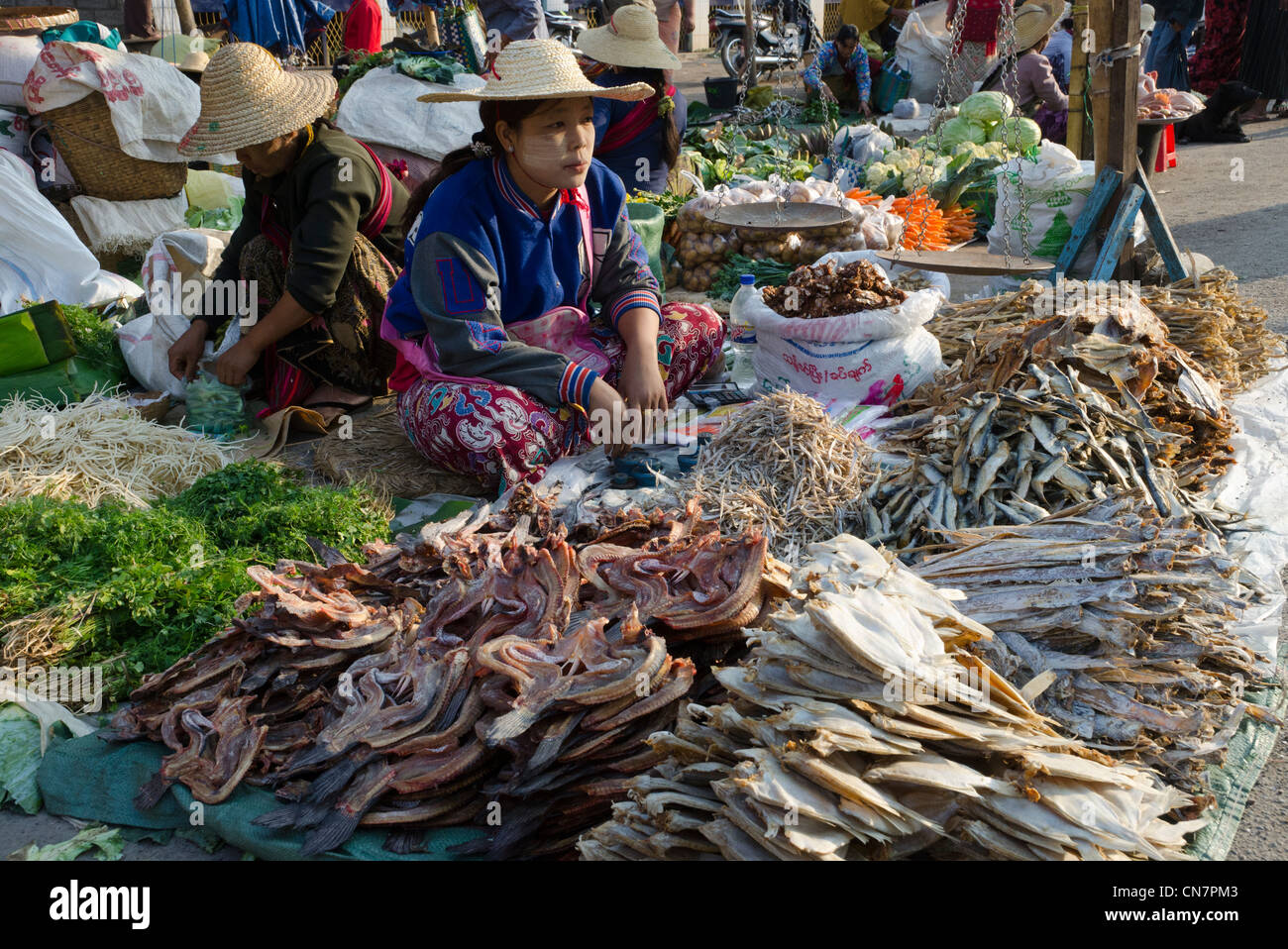 Settimanale mercato alimentare. Taungyi. A sud dello Stato di Shan. Myanmar. Foto Stock