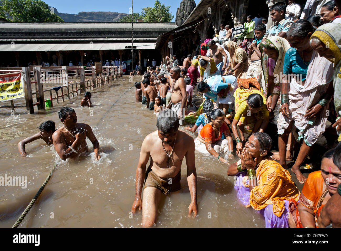 Pellegrini indù la balneazione in acqua sacra serbatoio di Kushavarta (la sorgente del fiume Godavari). Trimbakeshwar. India Foto Stock