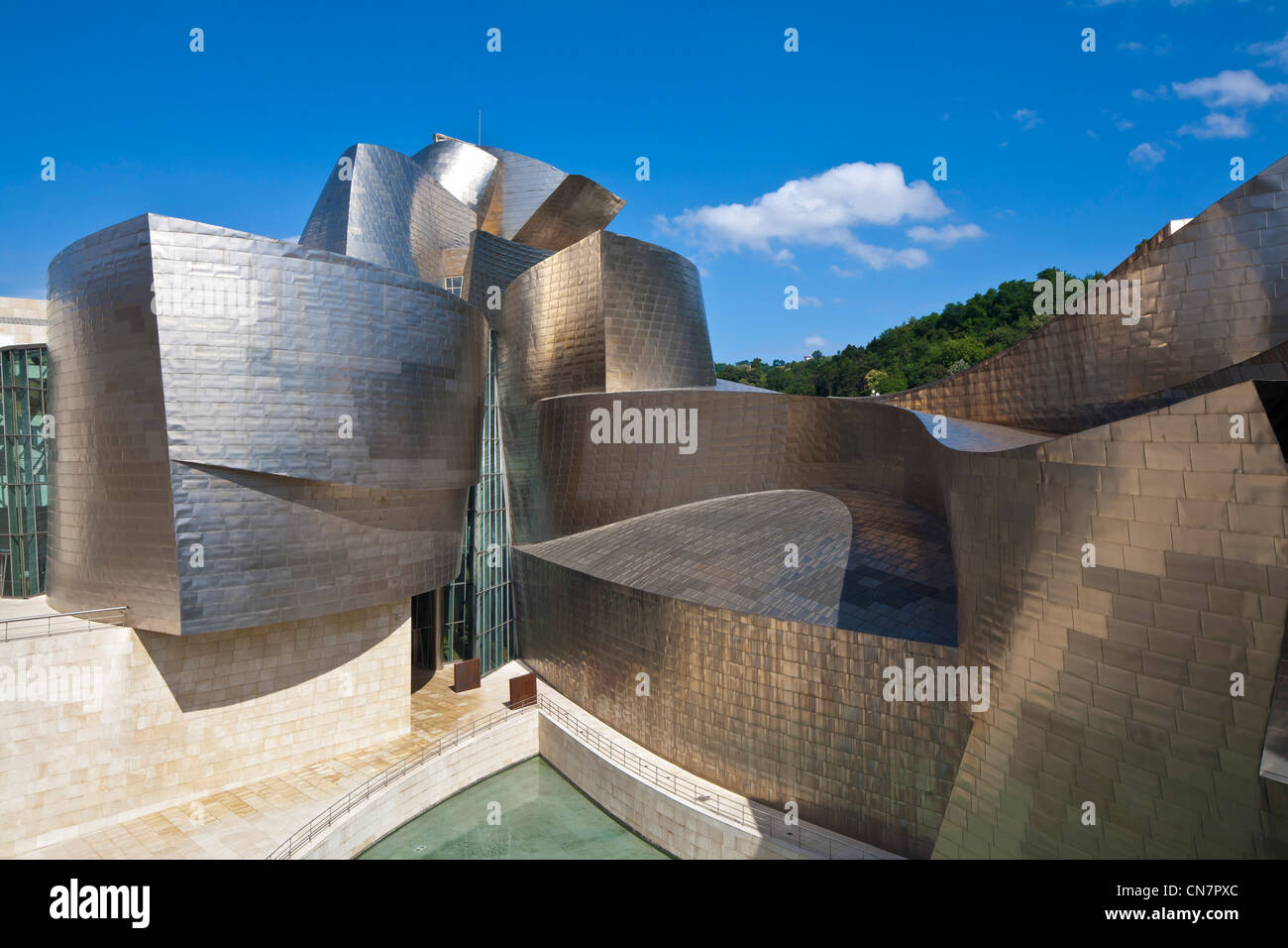 Spagna, Biscaye, Paese Basco spagnolo, Bilbao Guggenheim Museum Square, il museo aperto nel 1997 dal canadese architetto americano Foto Stock